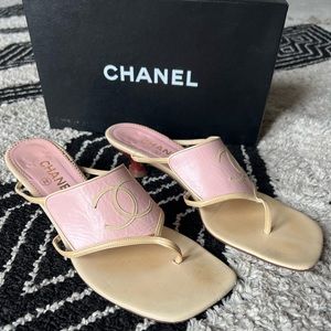 Iconic Chanel pink and beige thong sandal